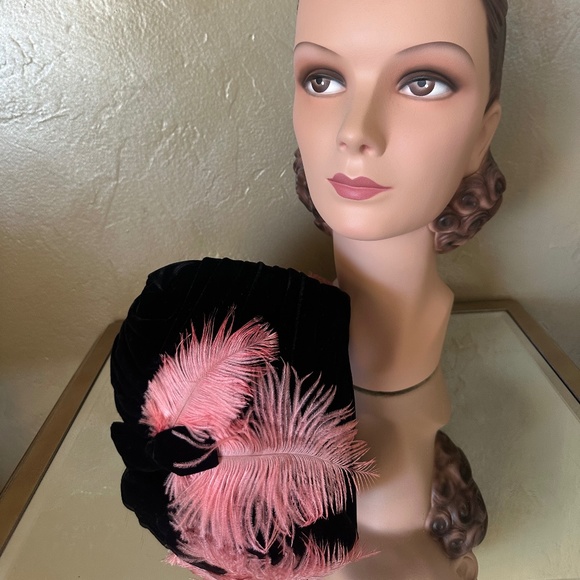 MODISH 1950s\' BLACK DRAPED VELVET HAT WITH PINK FEATHERS main image 5